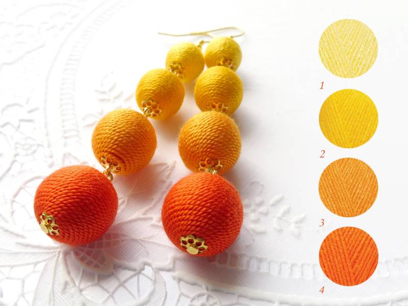 Gelb Gold Gelb-Orange-Bon-Bon Ohrringe Ball Ohrhänger Lange Les Bonbons Pom Fringe Thread Kugel von KorallaUA