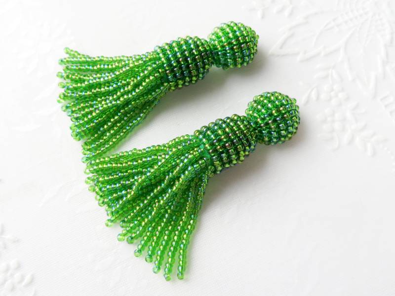 Grüne Perlen Langen Grünen Quaste Ohrringe Oscar De La Renta Baumeln Clip Auf Rocailles-Perlen Leuchten Statement von KorallaUA