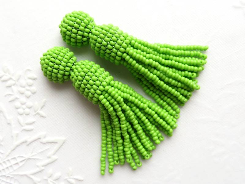 Langen Grünen Quastenohrringe Grün Perlen Ohrringe Baumeln Von Oscar De La Renta Ohrstecker Clip Auf Rocailles-Perlen Leuchten Statement von KorallaUA