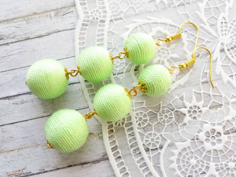 Minze Bon Ohrringe Lange Fransen Blass Grün Clip Auf Bonbons Baumwollfaden Kugeln Pom Ball Drop Große von KorallaUA