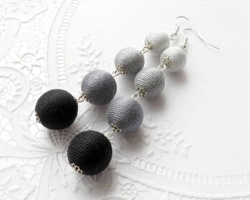 Ombre Grau-Schwarz-Bon-Bon Ohrringe Ball Ohrhänger Lange Bonbon Les Bonbons Pom Fringe Garn Kugel von KorallaUA