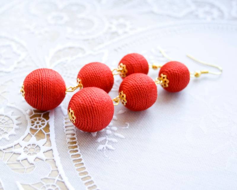 Rot Bon Ohrringe Pom Les Bonbons Ball Tropfen Lange Fransen Leicht Rot Schmuck Drei Kugeln von KorallaUA