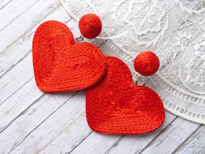 Rotes Herz Ohrringe Bon Statement Rot Tropfen Gewickelt Seidenschnur Pom Seide Schnur Stud Bonbon Langen Clip Auf von KorallaUA