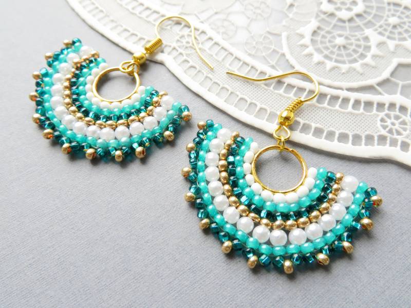 Saatgut-Ohrringe Bunte Ohrringe Turquoise Gold Weiße Fan Bunte Perlenohrringe Statement Cocktail Dress Party von KorallaUA