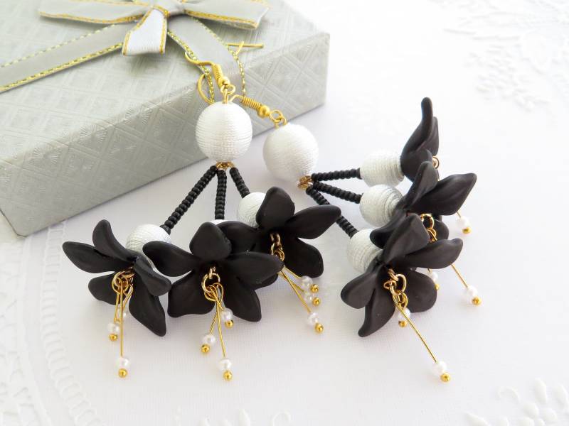 Schwarz Weiß Blume Ohrringe Lange Ohrstecker Perlen Clip Auf Anweisung Schwarzen Quaste Schmuck von KorallaUA