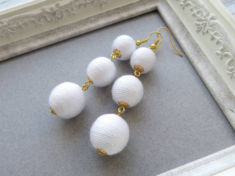Weiß-Bon-Bon-Ohrringe-Les Bonbons Ohrringe Baumwollfaden Kugeln Pom Ball Tropfen Lange Fransen Leicht von KorallaUA