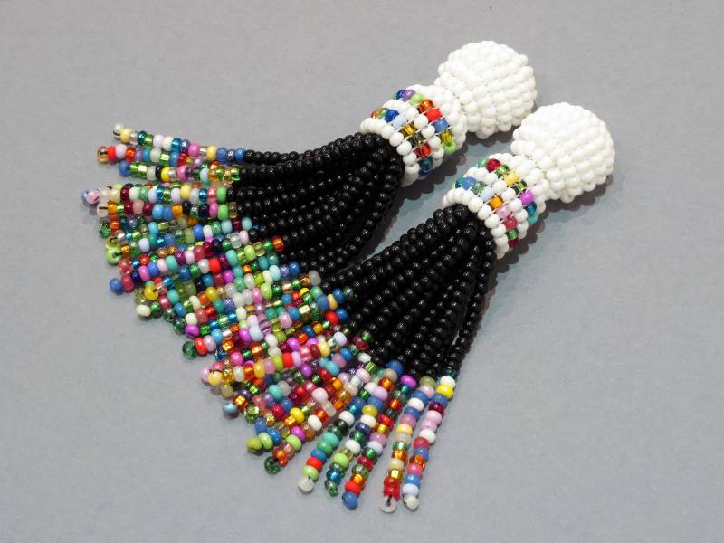 Weiße Fransen Clip Ohrringe Schwarzglasperlen Quaste Multicolor Rocailles Perlen Ohrstecker Oscar De Ra Renta Boho Perle Ombre von KorallaUA