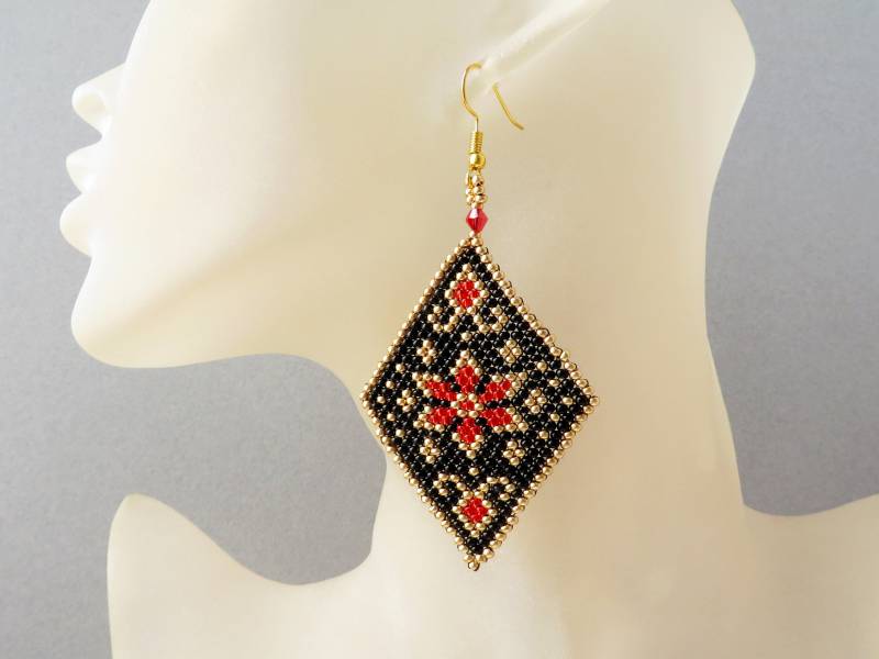 Ziegelstitch Ohrringe Black Gold Red Bright Summer Saatbead-Ohrringe Dangle Geometric Earrings Party-statement-Ohrringe von KorallaUA