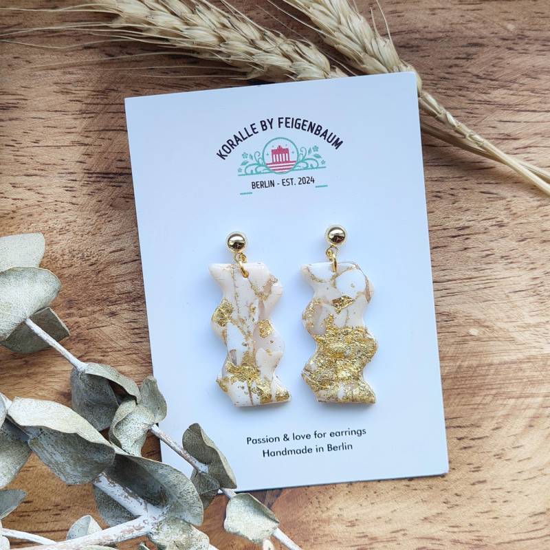 Ohrring 001 - Elegante "Ingrid" Handgemacht Hängend Weiß Beige Gold Goldfarbener Stecker Aus Edelstahl Leicht Hochglänzend Ohrring 001 - Elegante "Ingrid" Handgemacht Hängend Weiß Beige Gold Goldfarbener Stecker Aus Edelstahl Leicht Hochglänzend von KoralleByFeigenbaum