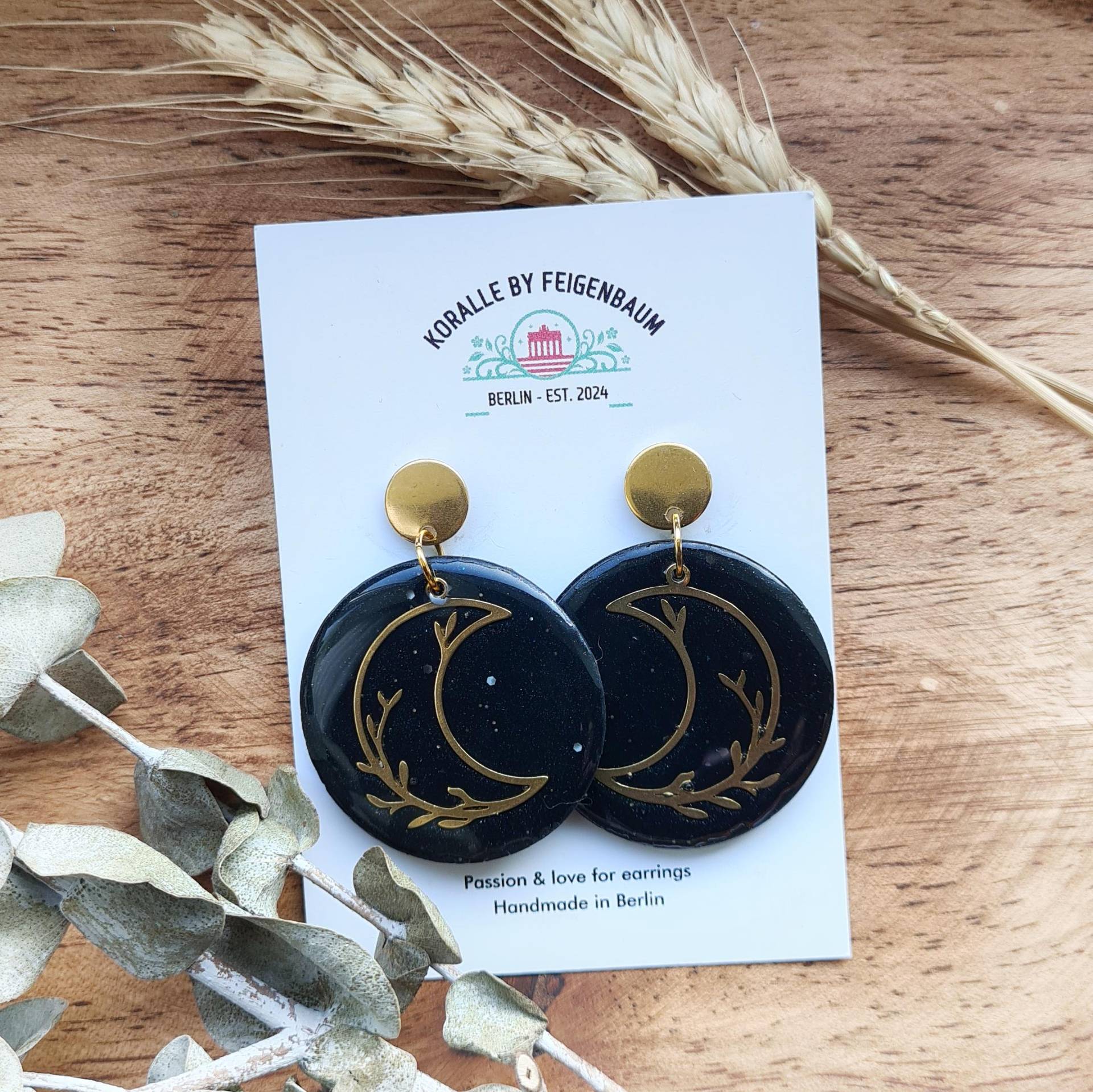 Ohrring 002 - Moonlight "Tuba" Handgemacht Hängend Schwarz Mit Goldfarbenem Halbmond-Charm Goldfarbener Stecker Glänzend Leicht von KoralleByFeigenbaum