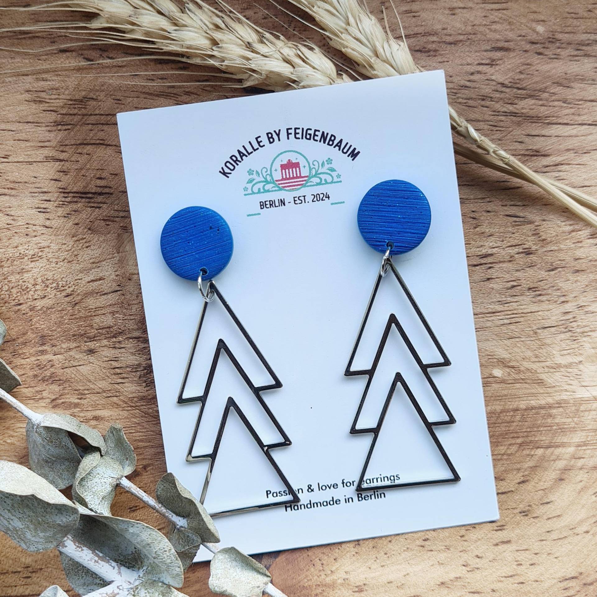 Ohrring 003 - "Blue Xmas Tree 2025" Handgemacht Hängend Silberfarbener Charm Stud Aus Blauem Polymer Clay Edelstalstecker Leicht von KoralleByFeigenbaum