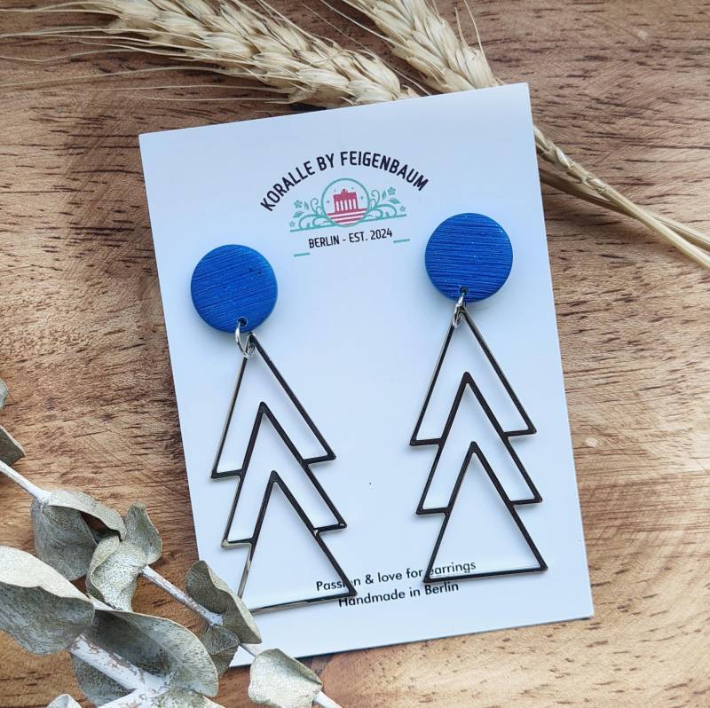 Ohrring 003 - "Blue Xmas Tree 2025" Handgemacht Hängend Silberfarbener Charm Stud Aus Blauem Polymer Clay Edelstalstecker Leicht Ohrring 003 - "Blue Xmas Tree 2025" Handgemacht Hängend Silberfarbener Charm Stud Aus Blauem Polymer Clay Edelstalstecker Leicht von KoralleByFeigenbaum