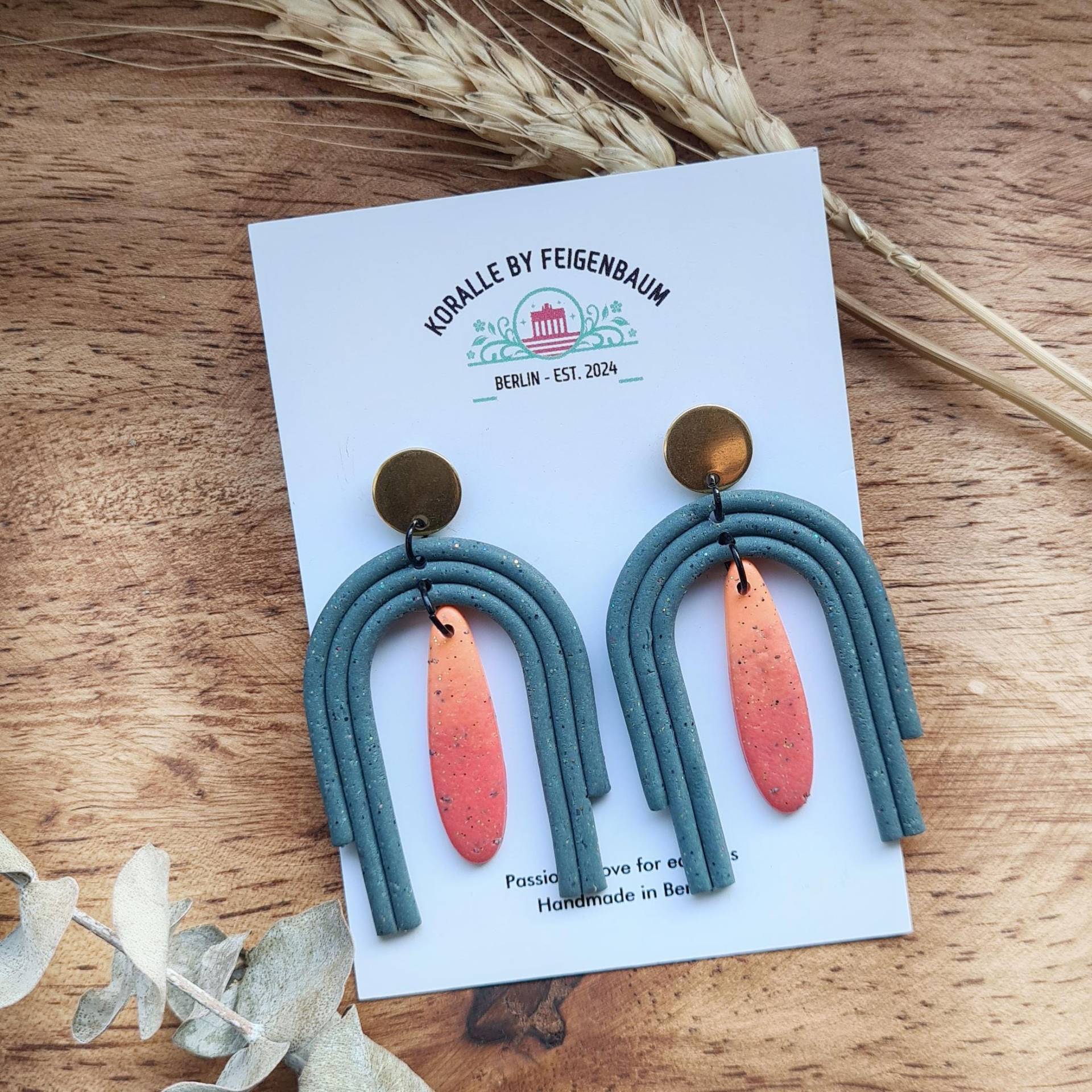 Ohrring 019 - "Herbstbogen" Handgemacht Hängend Grün Oliv Orange Goldfarbener Edelstahlstecker Extra Groß Leicht Dynamisch von KoralleByFeigenbaum