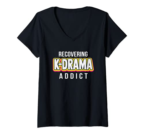 Damen Recovering K-Drama Addict Cute Binge Watch TV Series Idol T-Shirt mit V-Ausschnitt Damen Recovering K-Drama Addict Cute Binge Watch TV Series Idol T-Shirt mit V-Ausschnitt von Korean Soap Opera Fashion