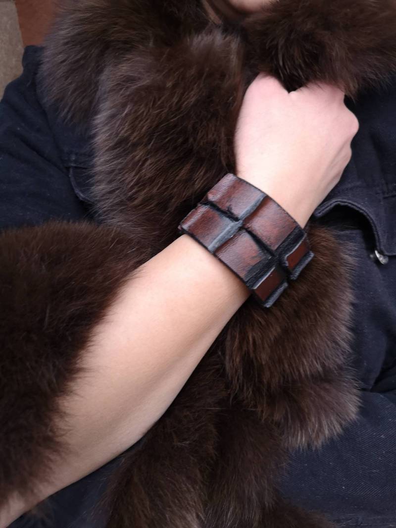 Braunes Ledermanschettenarmband, Metallknopfarmband, 16.5 cm von KorektLeatherGoods