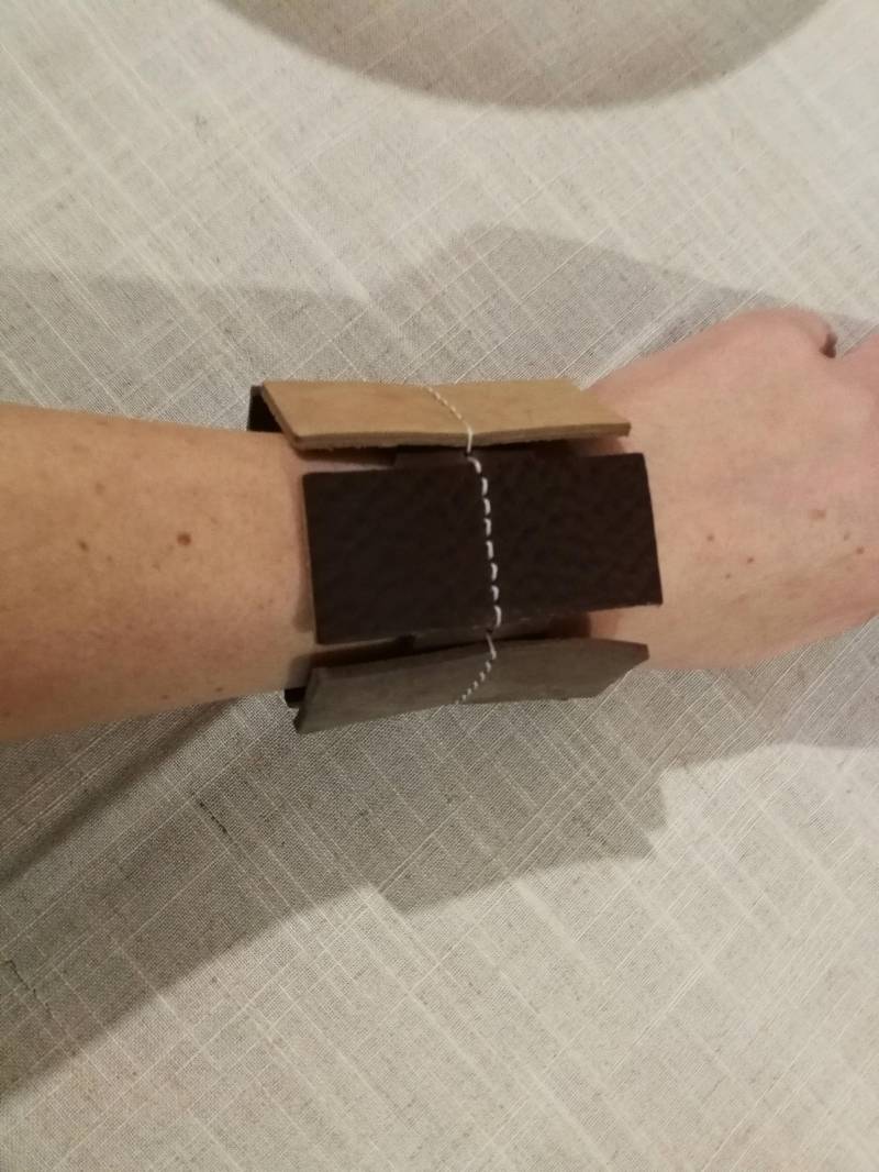 Braun Leder Manschette Armband, Metallknopf Armband von KorektLeatherGoods