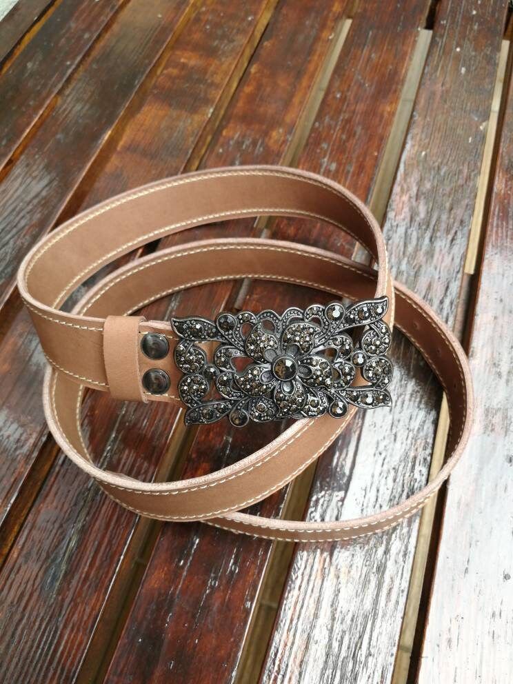 Handgefertigter Echter Ledergürtel - Brauner Jackengürtel Mit Einzigartiger Schnalle von KorektLeatherGoods