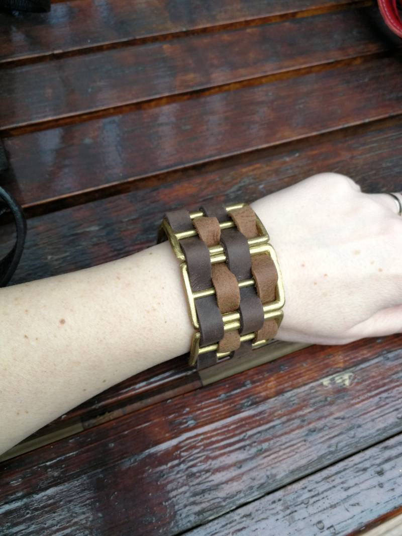 Braun Leder Manschette Armband, Metall Akzent Armband von KorektLeatherGoods