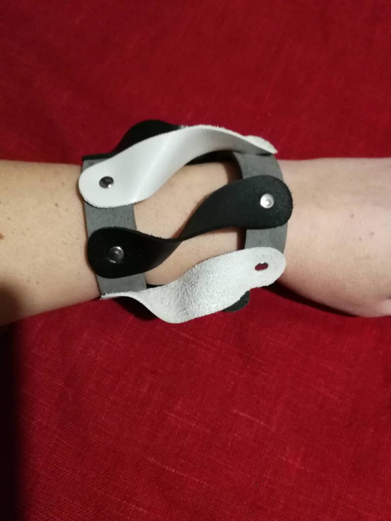 Schwarz Und Weiß Leder Armreif, Echtes Lederarmband von KorektLeatherGoods