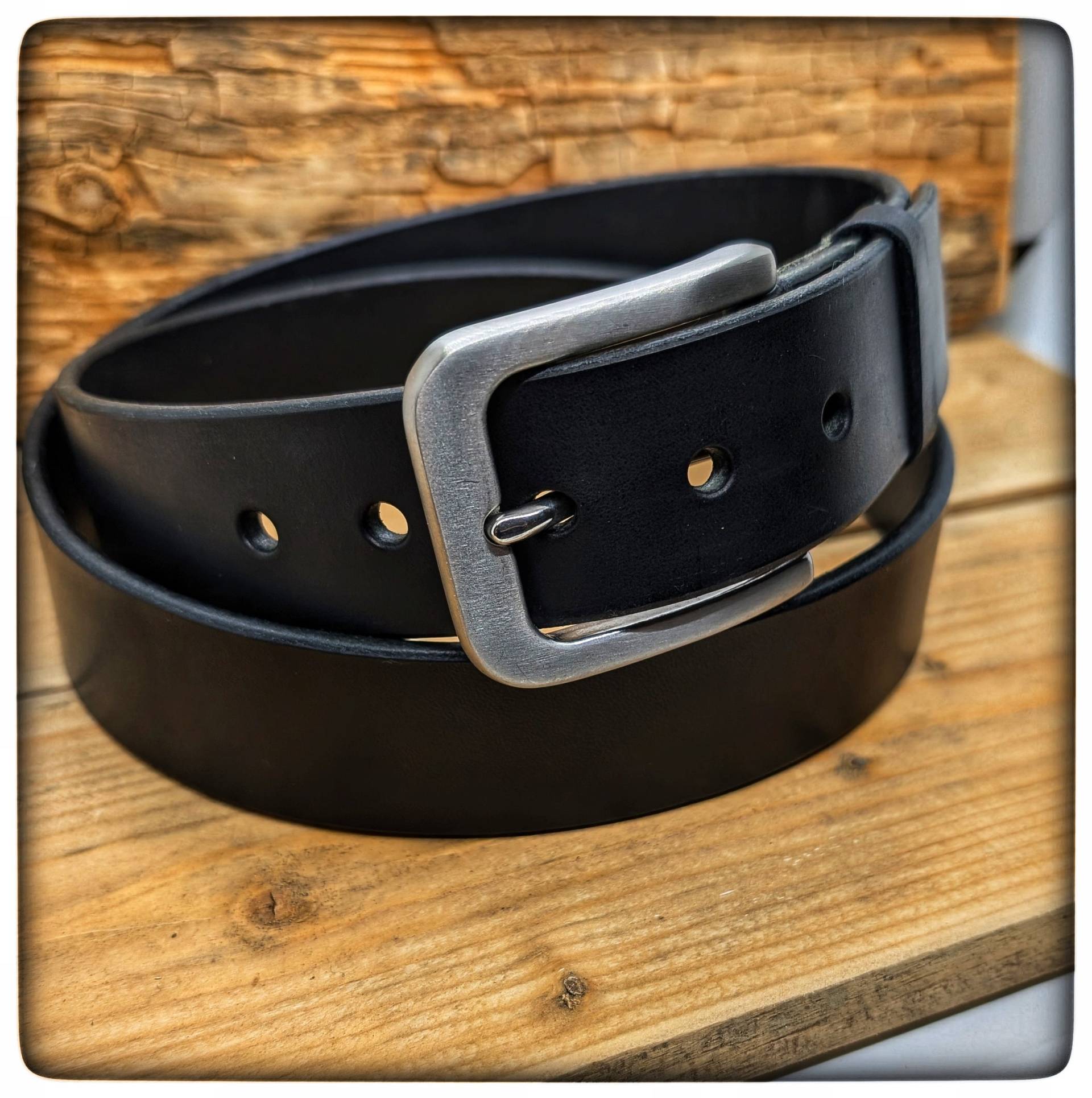 Handgefertigter Ledergürtel Aus Geschirrleder Mit Edelstahlschnalle | Sattlernaht Robuster Gürtel Unisex Premium Echtleder Handgefertigter Ledergürtel Aus Geschirrleder Mit Edelstahlschnalle | Sattlernaht Robuster Gürtel Unisex Premium Echtleder von Korhull