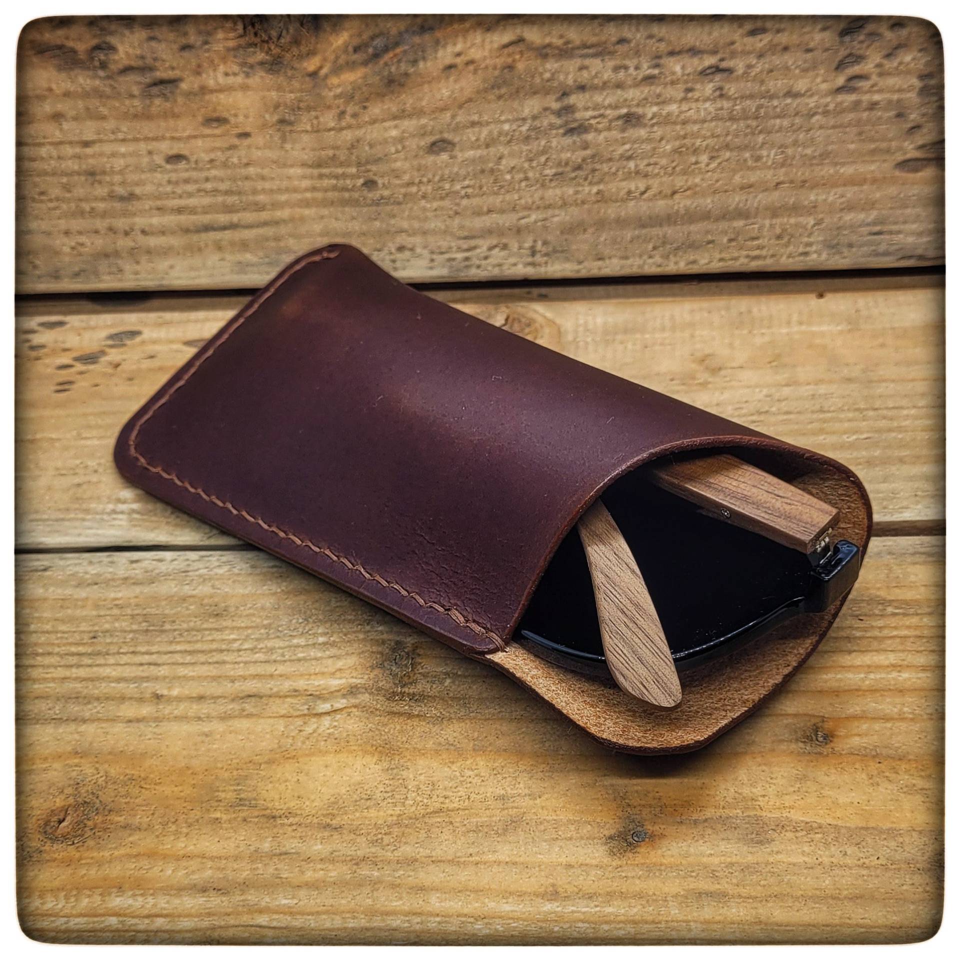 Schickes Brillenetui Aus Leder - Handgefertigtes Für Sie Und Ihn Ideales Unisex-Geschenk Brillenschutz Schickes Brillenetui Aus Leder - Handgefertigtes Für Sie Und Ihn Ideales Unisex-Geschenk Brillenschutz von Korhull