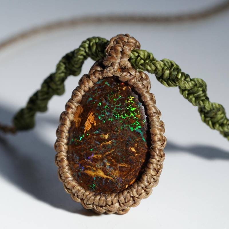 Handgefertigte Unikat Opal Makrame Kette Mit Poliertem Boulder Opal Leuchtkraft Handgefertigte Unikat Opal Makrame Kette Mit Poliertem Boulder Opal Leuchtkraft von KoroitOpalCompany