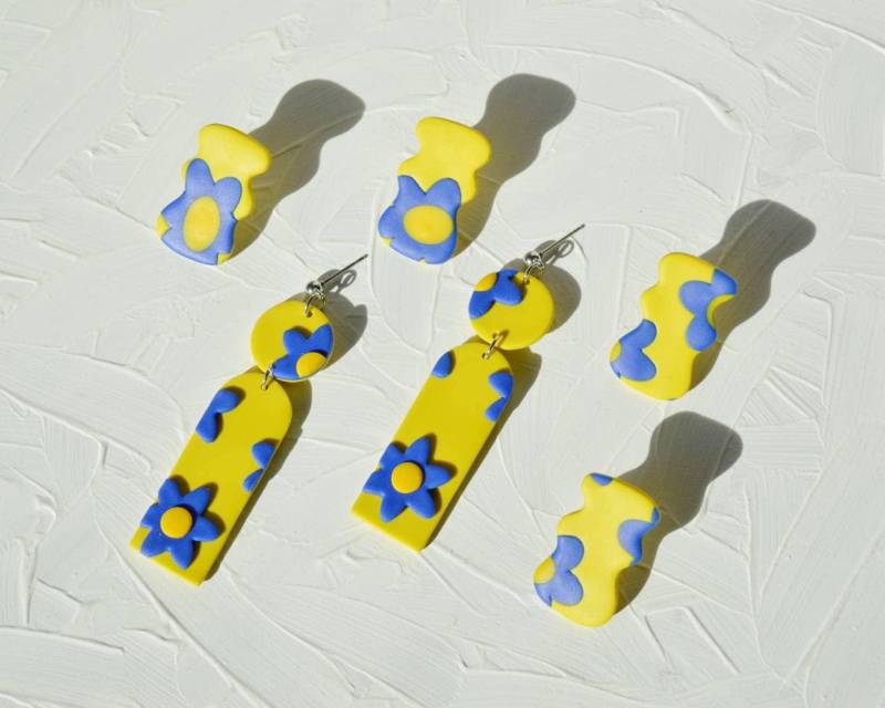 Blaue & Chartreuse Blumen Ohrringe von KororaStudios