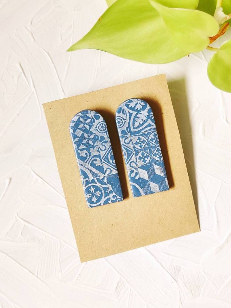 Fio - Blaue Ohrringe Mit Weißem Fliesenmuster von KororaStudios