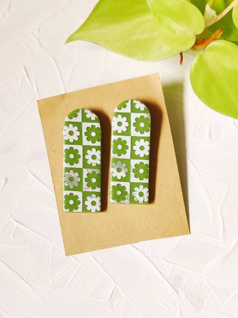 Fio - Grüne Ohrringe Mit Weiß Kariertem Blumenmuster | Sekunden von KororaStudios