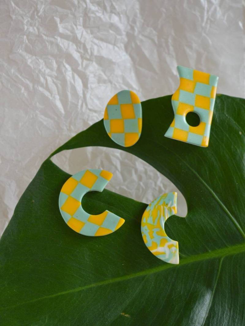 Gelb & Cyan Karierte Ohrringe von KororaStudios