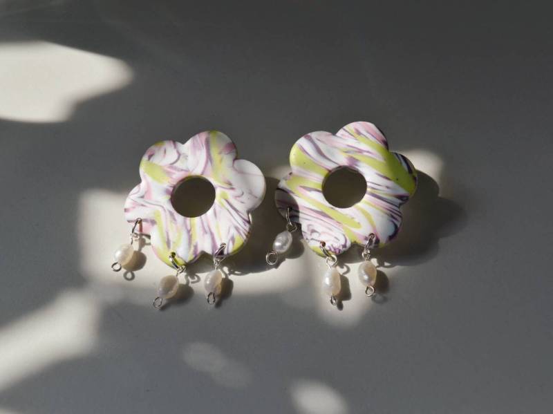 Große Blumenohrstecker Mit Süßwasserperlen von KororaStudios