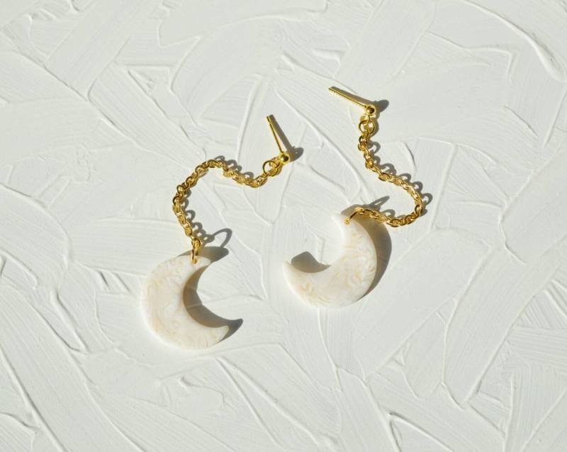 Marmorierte Mond Ohrringe von KororaStudios