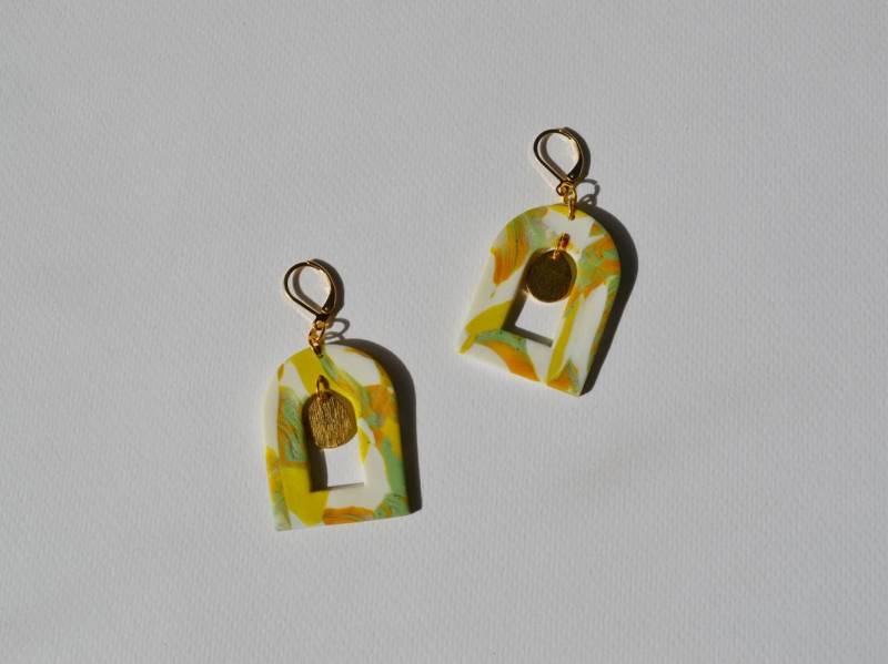 Marmorierte Sommer Ohrringe Mit Messing Akzente von KororaStudios