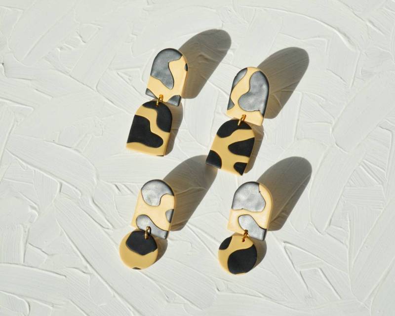 Schwarz & Braun Kuh Print Ohrringe von KororaStudios