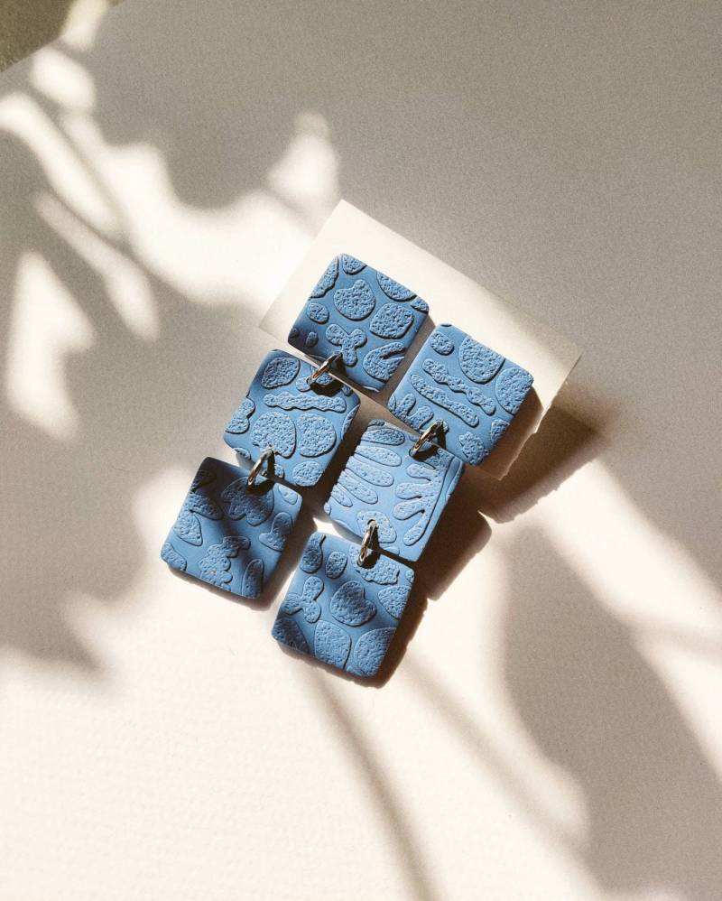 Sophie - Blaue Ohrringe Mit Matisse-Inspirierter Textur von KororaStudios