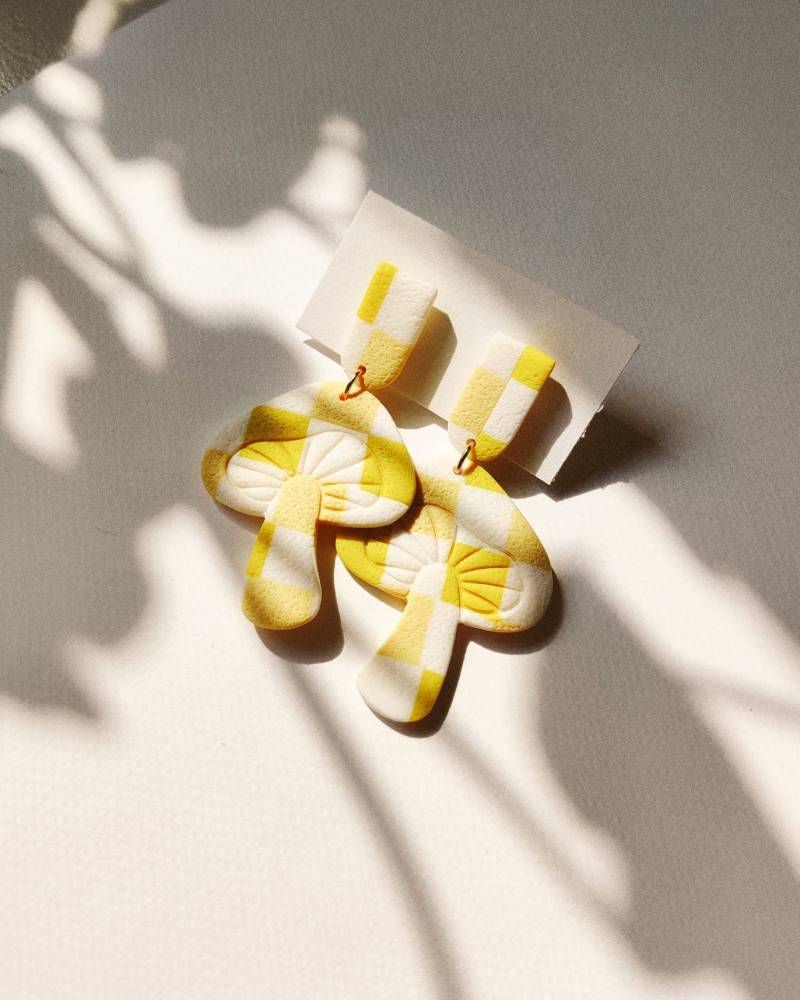 Niedliche Pilzohrringe in Gelb-Weißem Picknickdeckenmuster von KororaStudios