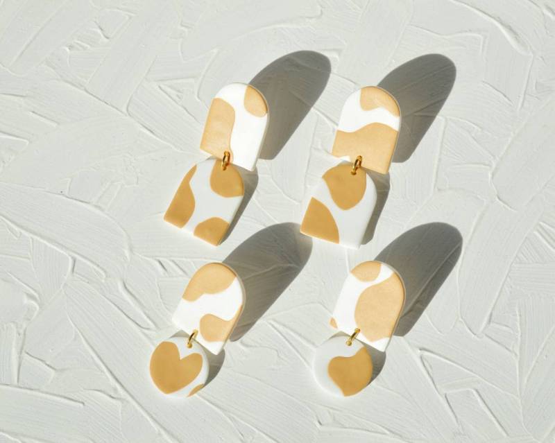 Weiße & Braune Kuh Print Ohrringe von KororaStudios