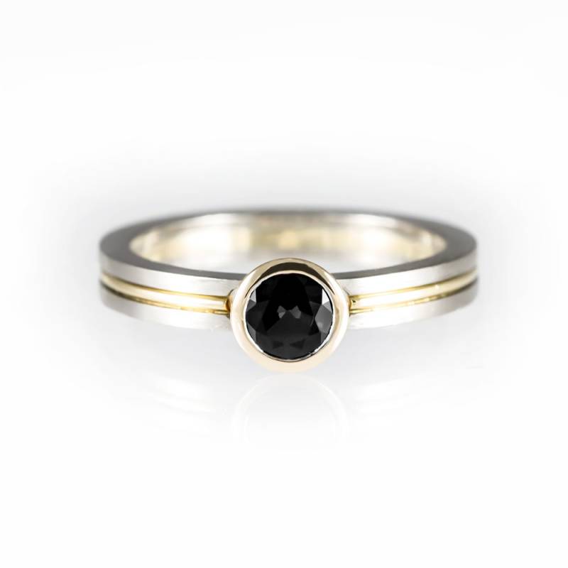 Alternative Verlobungsring, Zwei Ton Schwarzer Diamant Lünette Gelbgold Und Weißgold Ring von KorusDesign