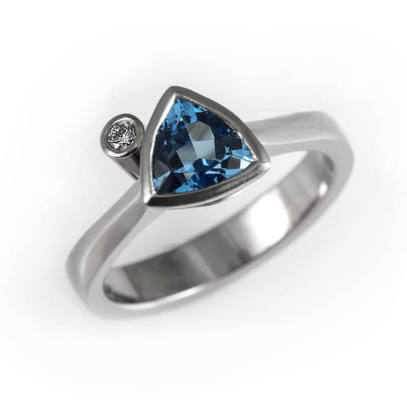 Blaue Topas Verlobungsring, Einzigartige Blaue Ring, Dezember Geburtsstein Und Diamant-Ring, Moderne Alternative Verlobungsring von KorusDesign