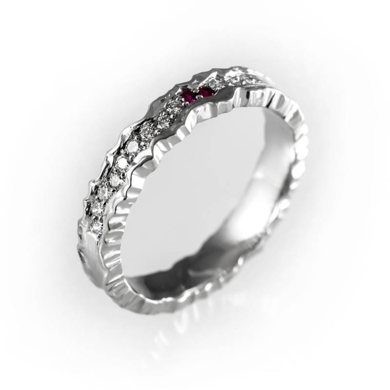 Einzigartige Diamant-Hochzeit Band, Rote Rauten, Moderne Ehering, Alternative Hochzeit Ring, Halbe Ewigkeit Zeitgemäßes Design, Boho von KorusDesign