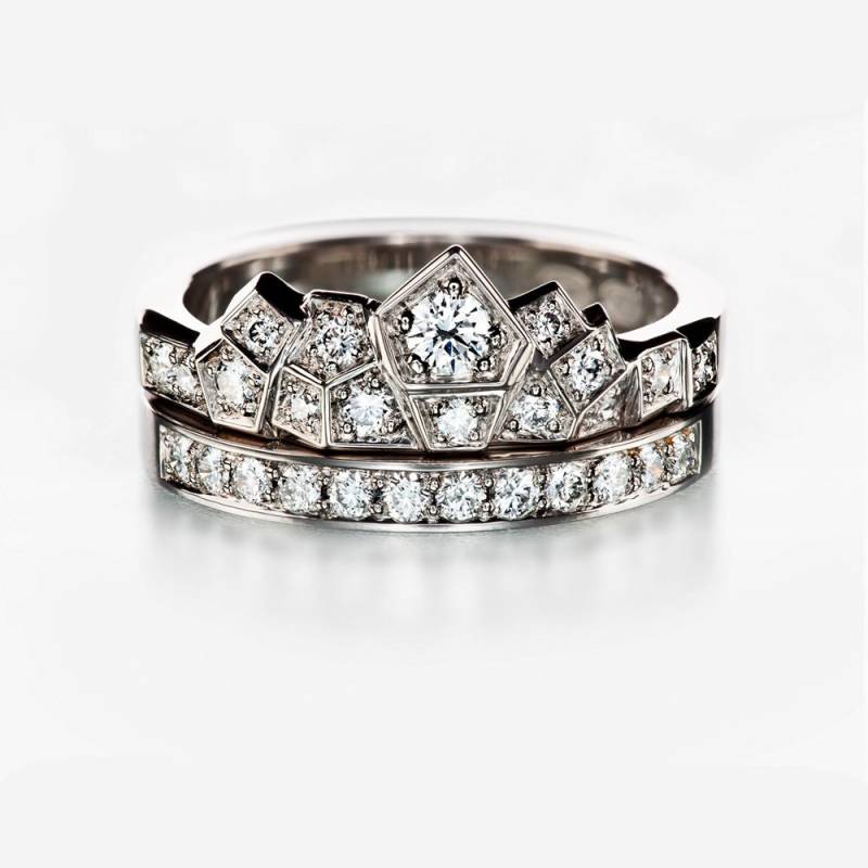 Krone Engagement Set, Moderne Ring Hochzeits-Set Krone, Ringset, Mikro Pavé Ring, Einzigartige Halbe Ewigkeit Ehering Set von KorusDesign