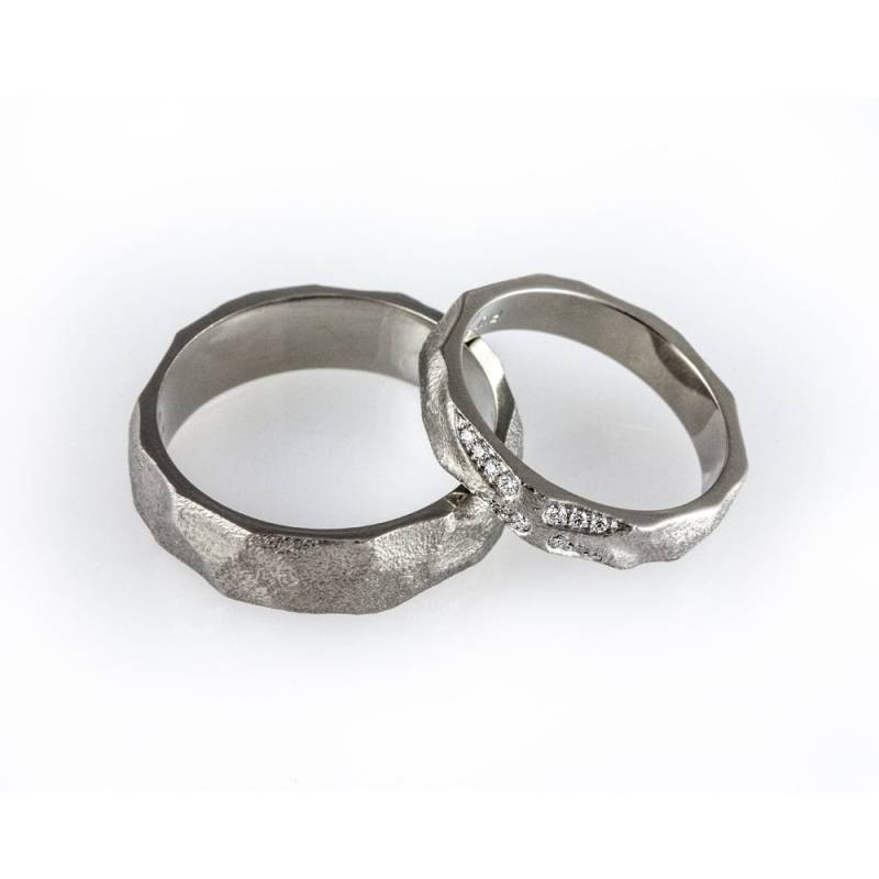 Passende Trauringe, Rustikales Ehering Set, Gehämmertes Diamant Eheringe, Einzigartige Handgemachte Geschmiedete Bänder von KorusDesign