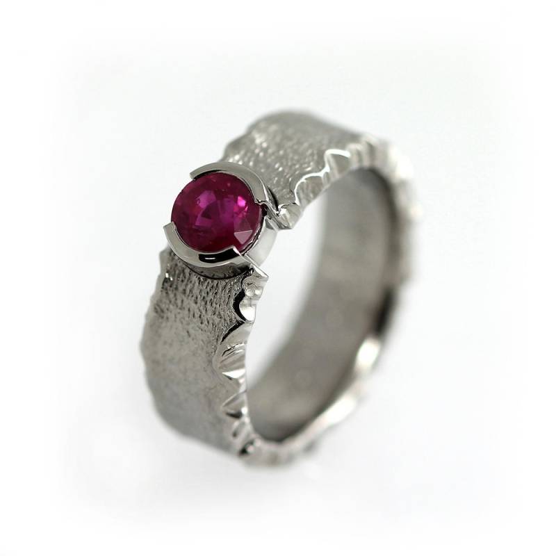 Rubin Verlobungsring, Rustikale Alternative Ehering, Roten Stein-Ring, Geschmiedeten Ring, Unisex Ring Gehämmert von KorusDesign