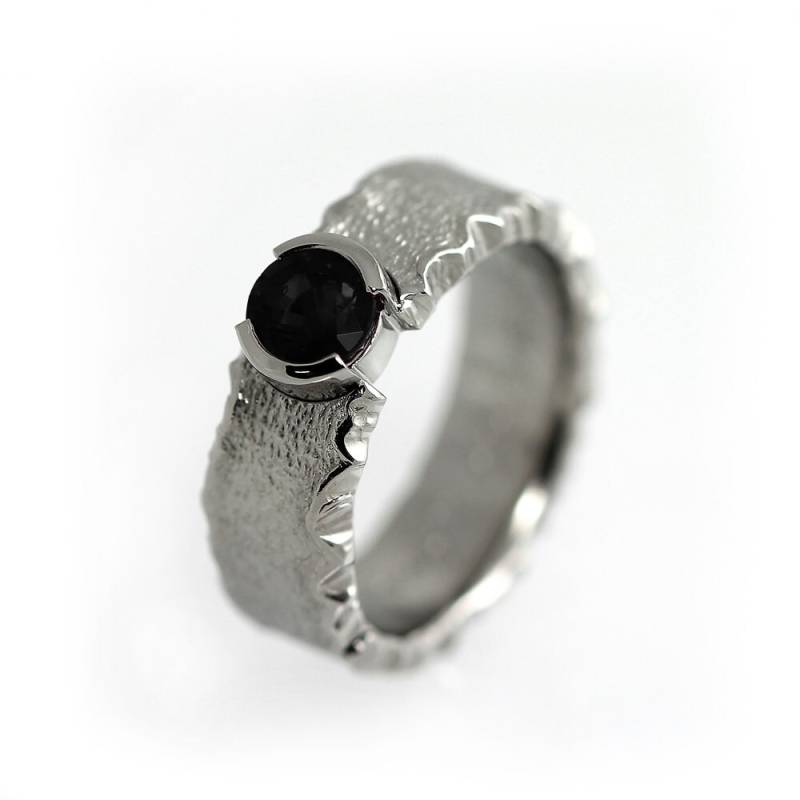 Schwarzer Spinell Verlobungsring, Einzigartige Titan Alternative Hochzeit Band, Schwarzer Stein Ring, Unisex Ring von KorusDesign