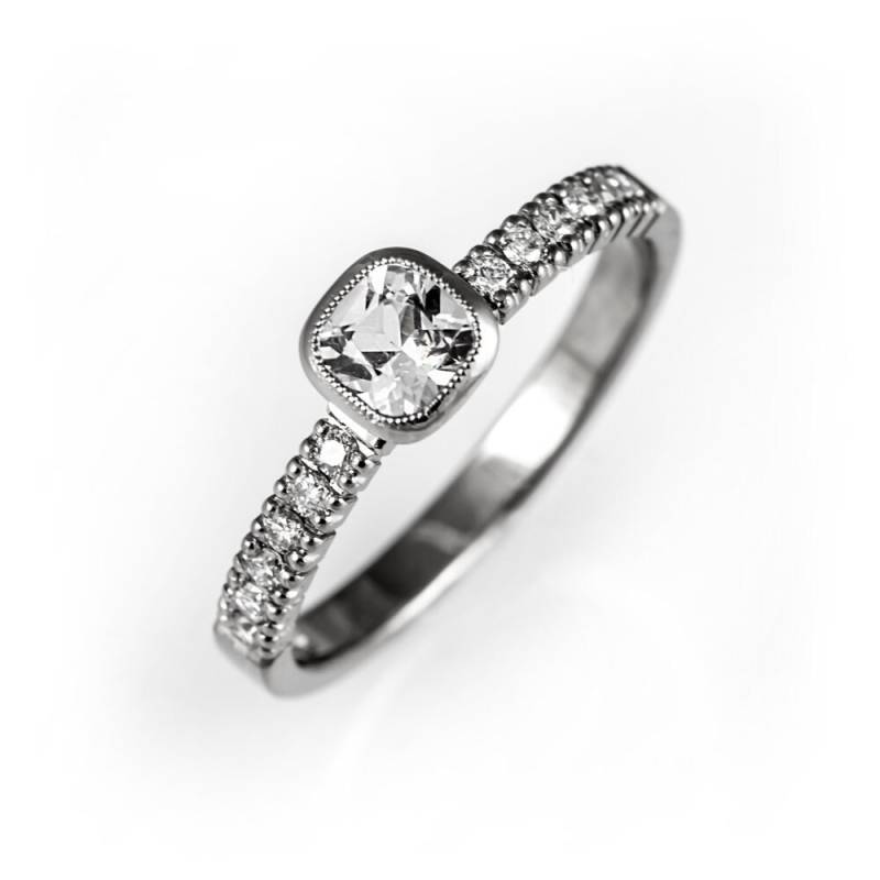 Weiß Saphir-Verlobungsring, Saphir Und Diamant-Verlobungsring, Zargenfassung, Milgrain Hochzeitsring, Einzigartige Hochzeit Ring, Cushion-Schliff von KorusDesign