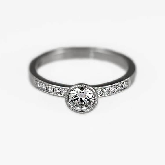 Zierliche Engagement, Einfache Lünettenring, Farblos Engagement Diamant Pavé Band, Ihr Milgrain Ring, Zarte Braut Ring Für Sie von KorusDesign