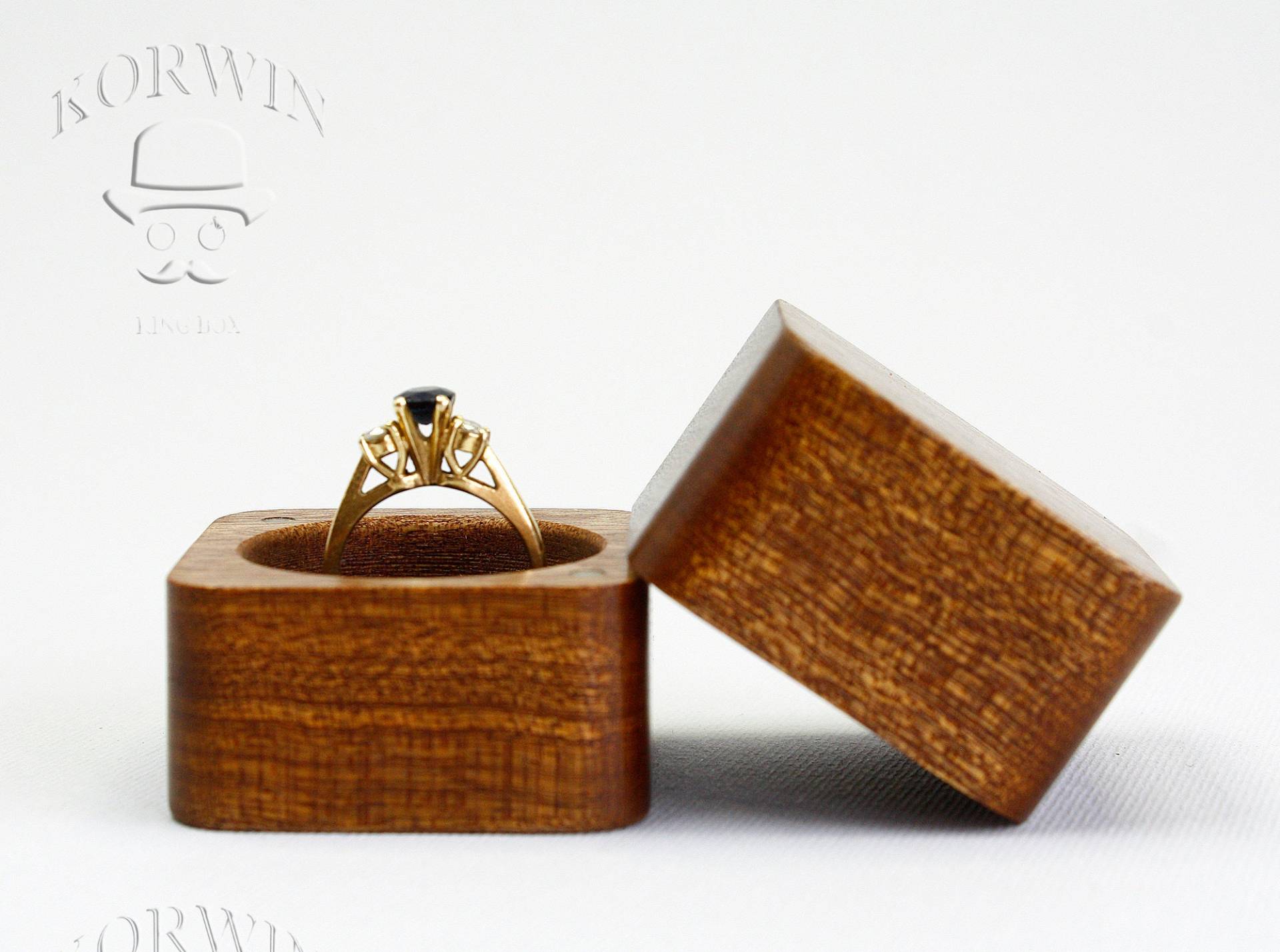 Verlobungsringbox Aus Holz. Hochwertiger Ringhalter Holz Für Heiratsantragsringe. Luxuriöse Ringträgerbox Die Hochzeit Verlobungsringbox Aus Holz. Hochwertiger Ringhalter Holz Für Heiratsantragsringe. Luxuriöse Ringträgerbox Die Hochzeit von Korwinshop