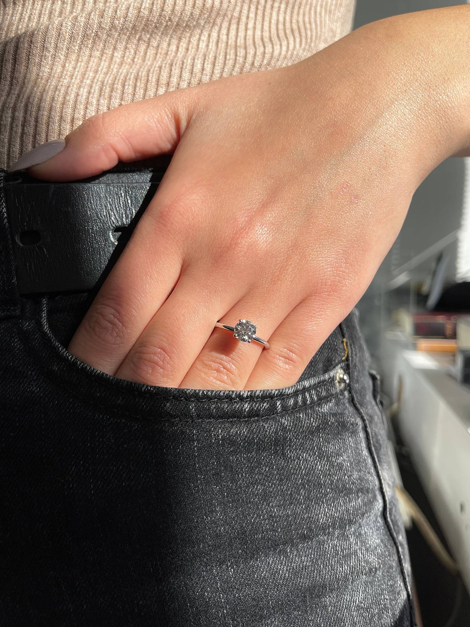 1 Karat Igi Certified D Farbe Vvs2 Klarheit Runde Ideal Cut Lab Erstellt Diamant Solitär Verlobungsring 4 Zinken Weißgold 1 Karat Igi Certified D Farbe Vvs2 Klarheit Runde Ideal Cut Lab Erstellt Diamant Solitär Verlobungsring 4 Zinken Weißgold von KosherDiamond