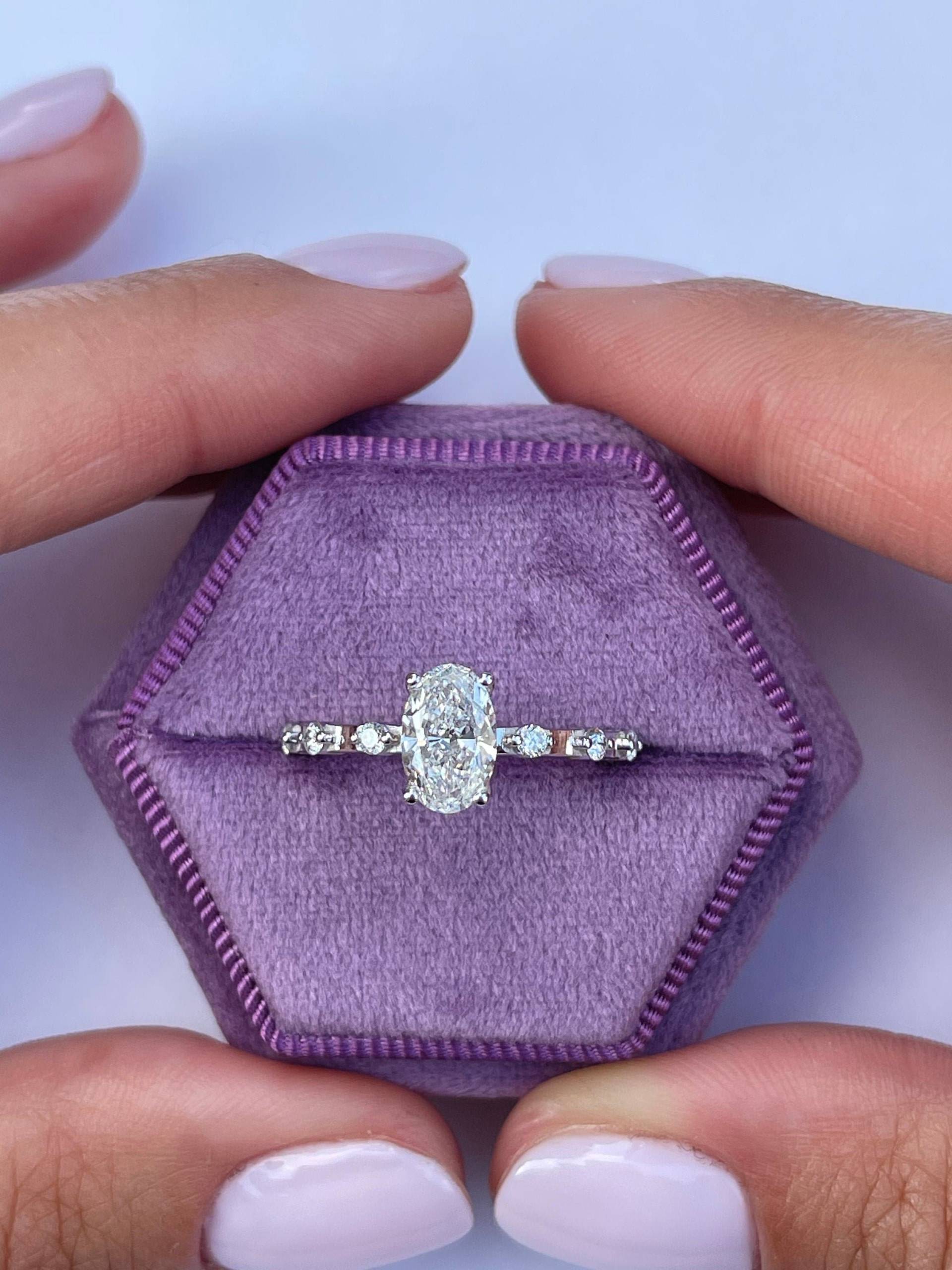 1.18 Ct Oval Cut Igi Zertifizierte D Farbe Vvs1 Klarheit Laborgewachsen Diamant-Verlobungsring, Seitliche Runde Diamanten, Einzigartiges 1.18 Ct Oval Cut Igi Zertifizierte D Farbe Vvs1 Klarheit Laborgewachsen Diamant-Verlobungsring, Seitliche Runde Diamanten, Einzigartiges von KosherDiamond