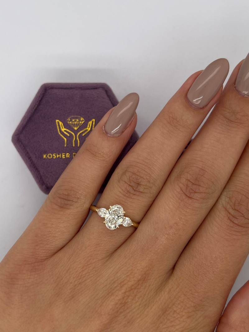 1.3 Karat Igi Zertifiziert D/Vvs1 Oval Cut Lab Erstellt Drei-stein Diamant-Verlobungsring, Seitliche Diamanten Im Birnenschliff, 14K Gelbgold von KosherDiamond